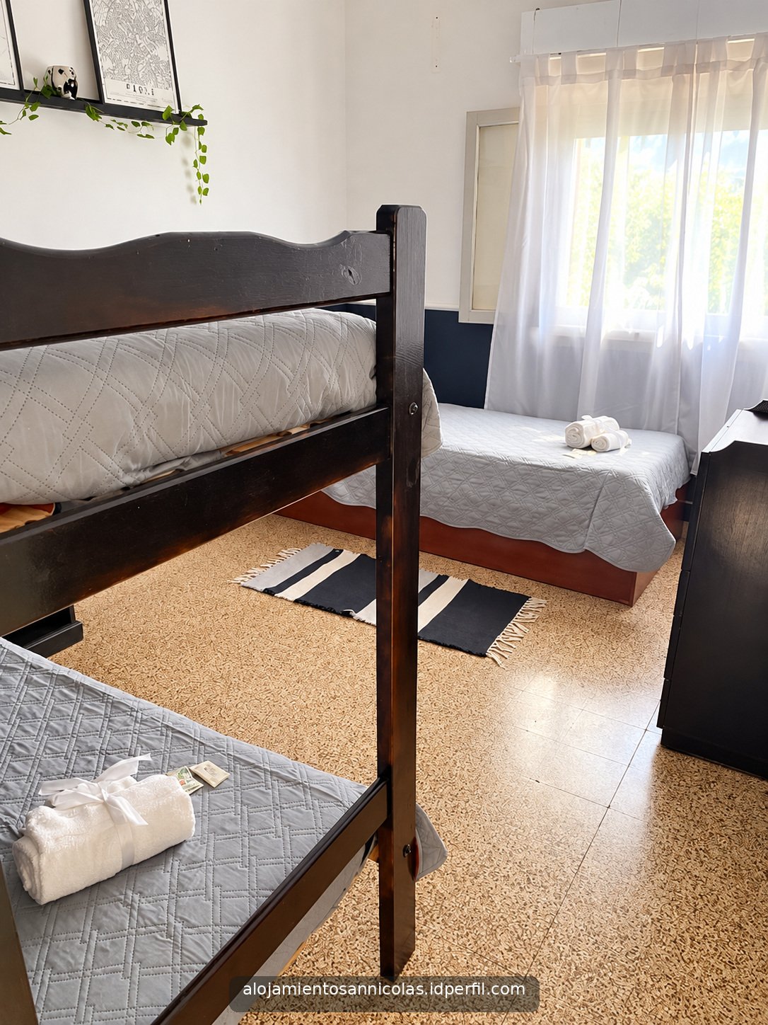 Habitación con cucheta y cama individual