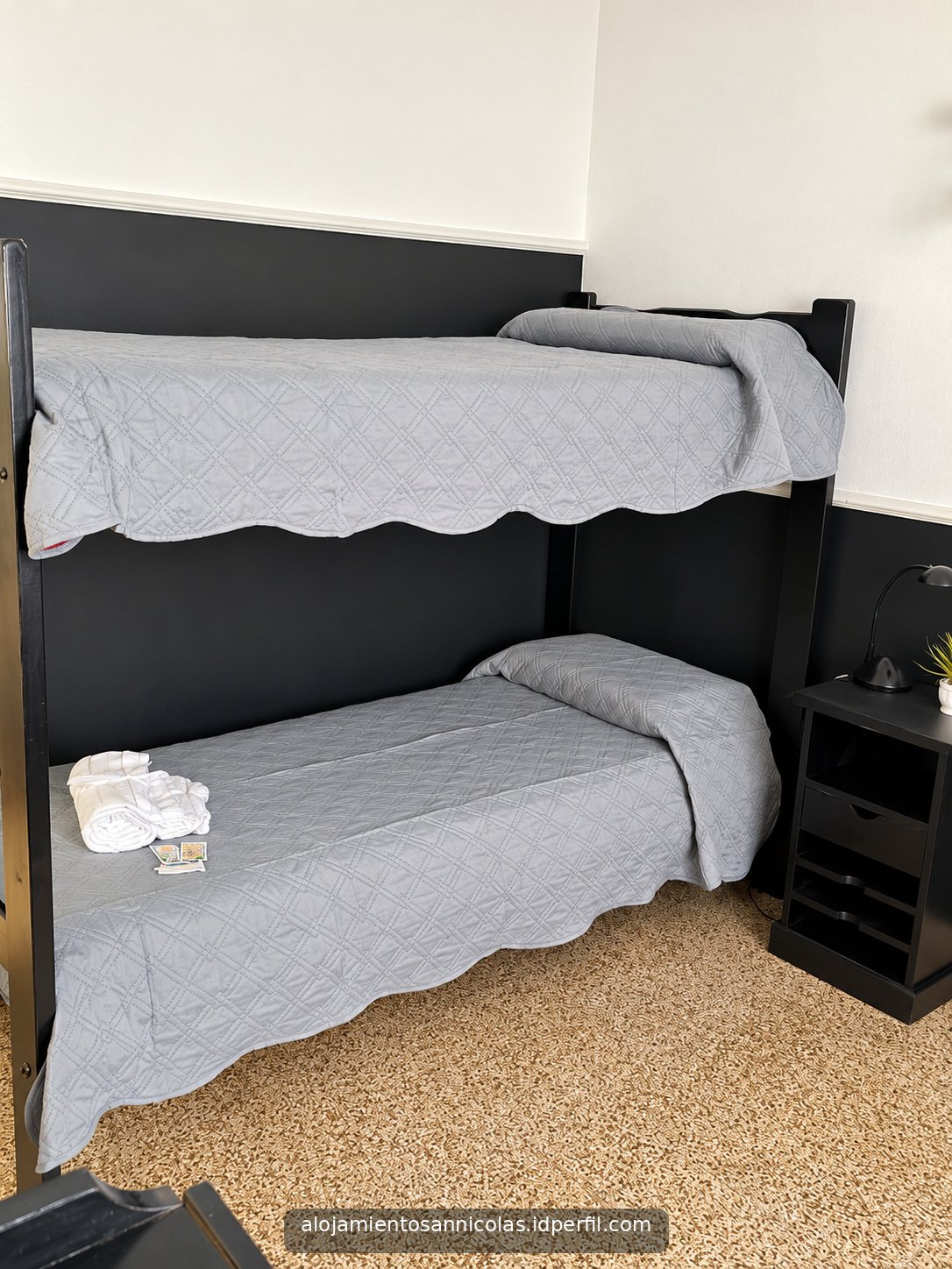 Otra vista de la habitación con camas