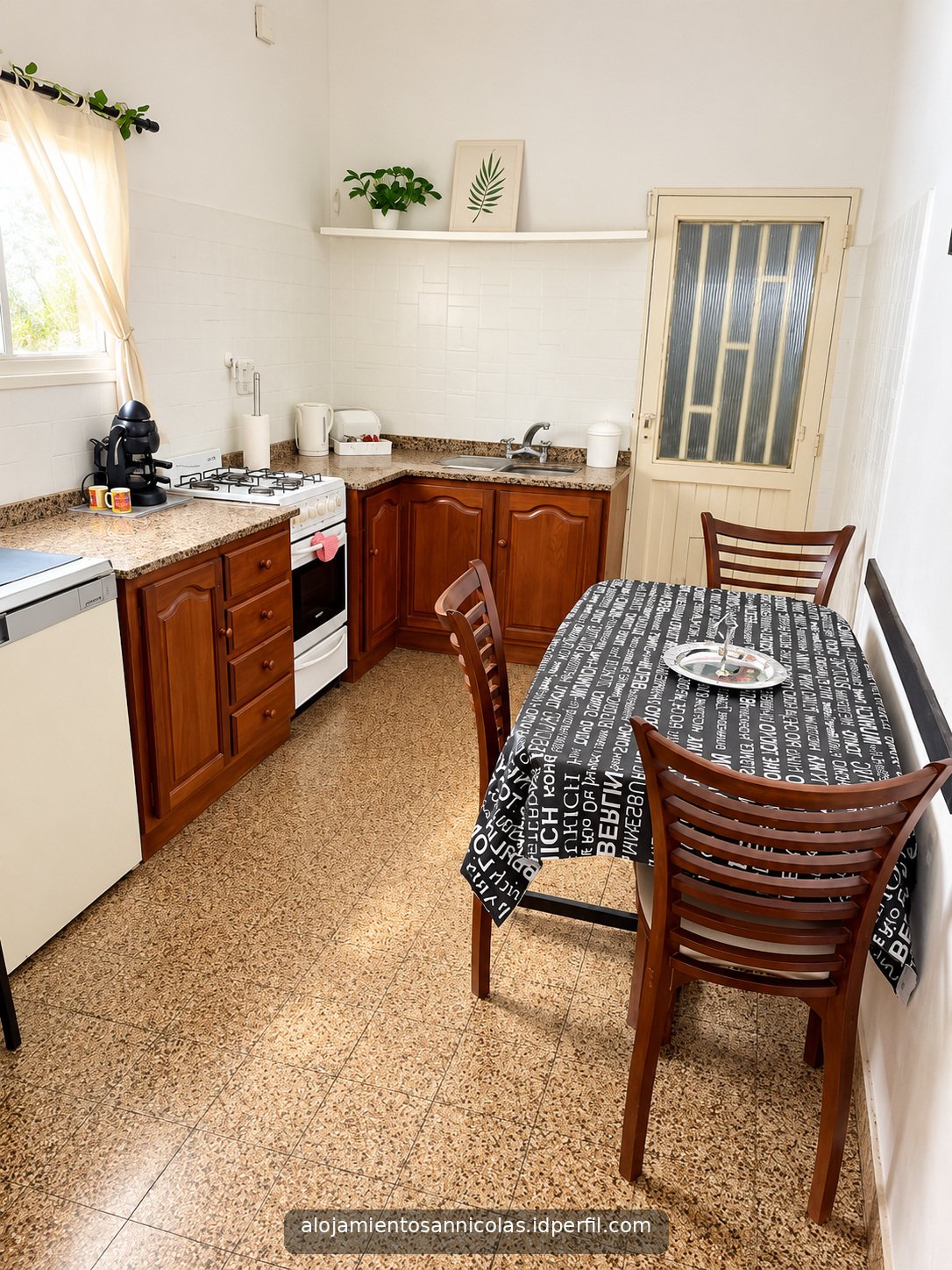 Cocina con mesa y sillas